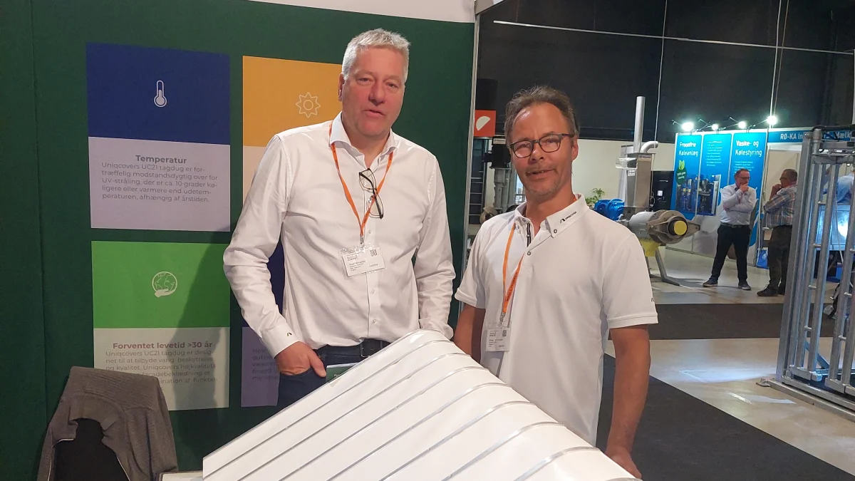 Birger Borngräber (til venstre) og Michael Bryrup, indkøbschef – begge hos Uniqcover, med en model af tekstildug-overdækningen som de viste på NutriFair-messen i Fredericia tidligere på året. Arkivfoto: John Ankersen