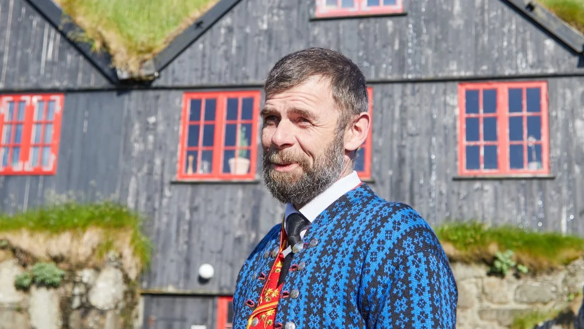 Det store festmåltid hos familien Patursson, hvor Joannis (billedet) fortæller om Kongsgården, er en helt unik oplevelse. Fotos: Niels Damsgaard Hansen