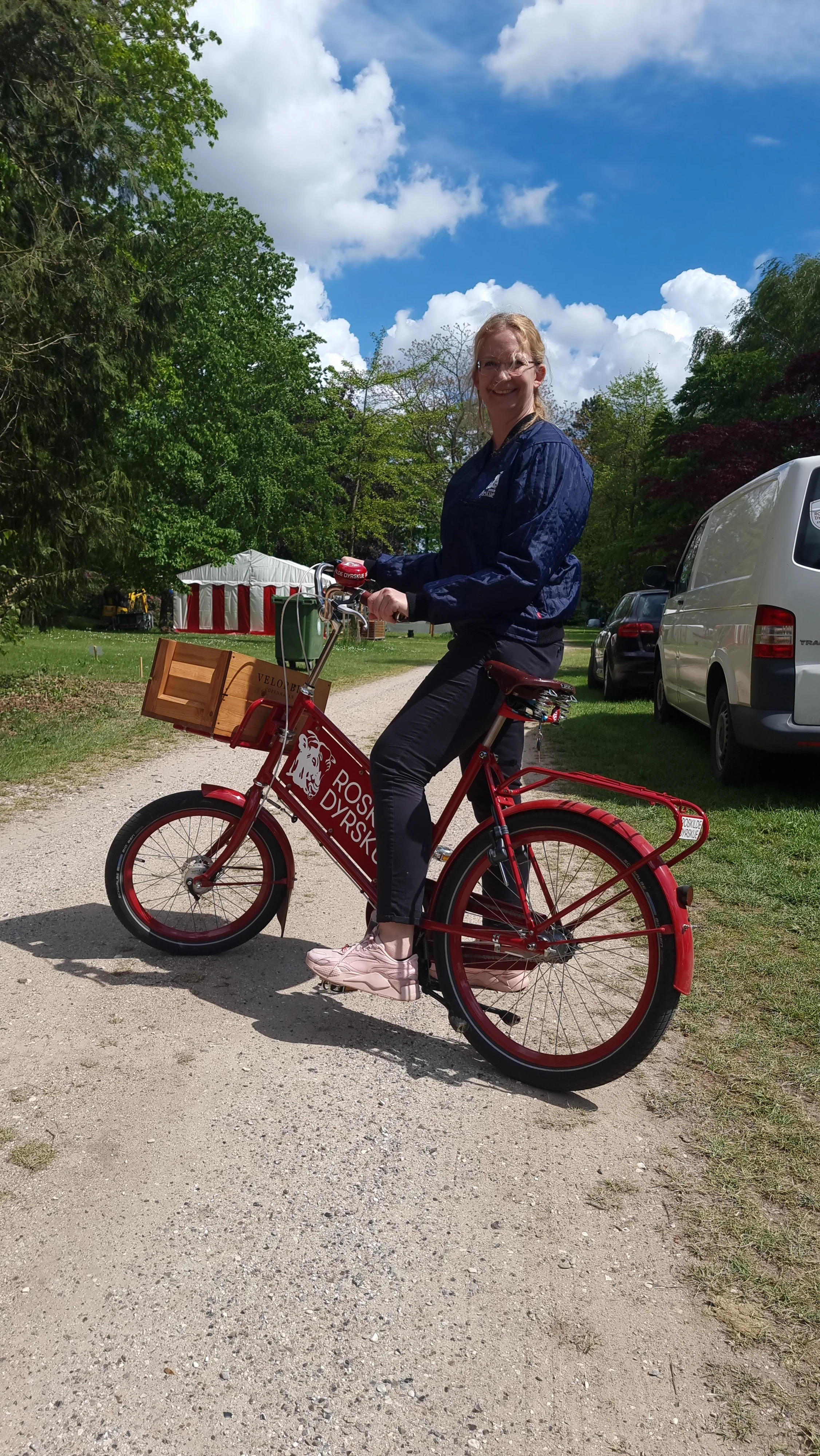 Der er mange opgaver som dyrskuedirektør, og på Dyrskuepladsen er cyklen uundværlig. Privatfoto 