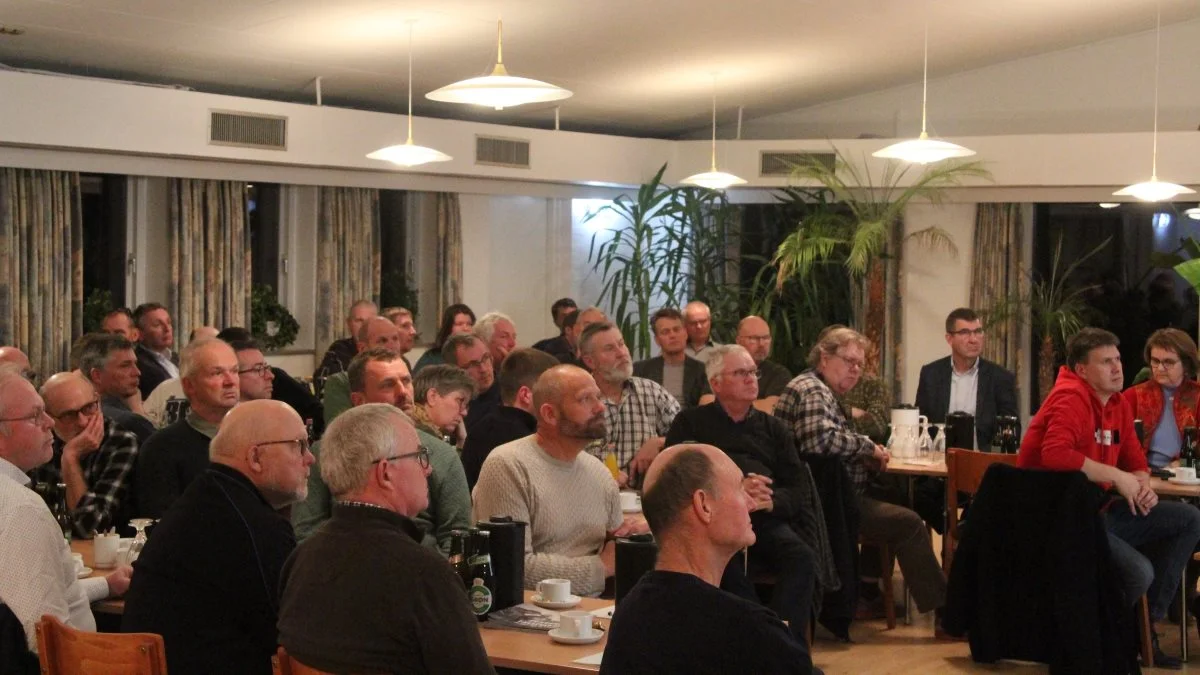 Lodsejerne var mødt talstærkt op til mødet, hvor der ivrigt blev stillet spørgsmål hele vejen igennem. Foto: Anders Lei