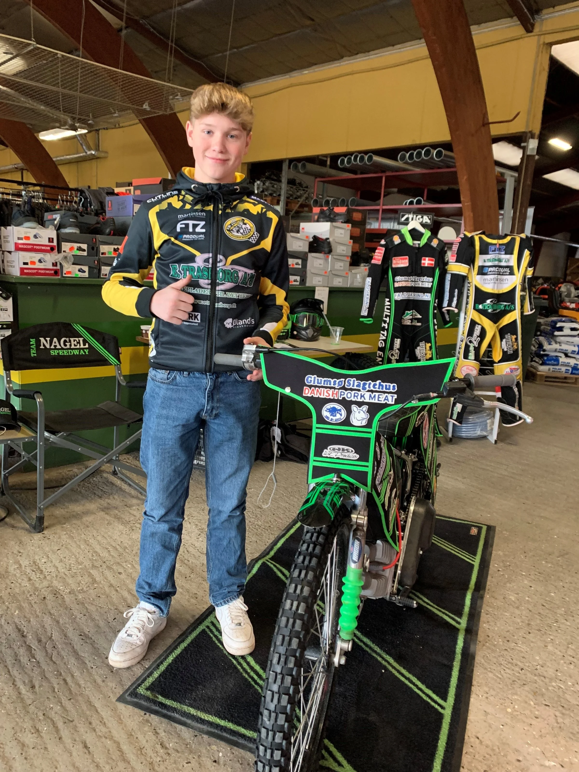 Den lokale speedwayhelt, 15-årige Villads Nagel, var til stede med både udstyr og pokaler. Foto: Jesper Hallgren
