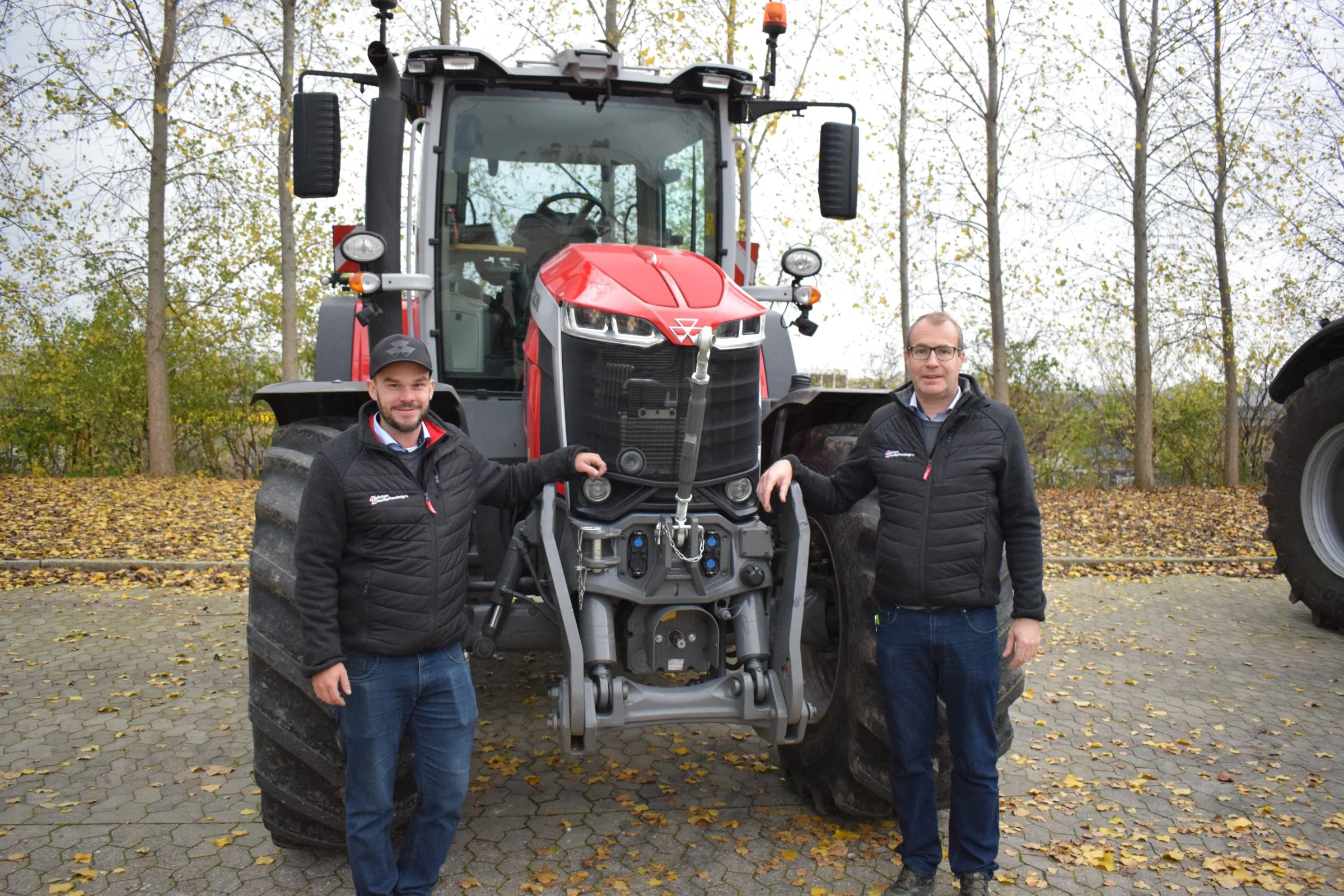 Brian Skøtt (til venstre) og Bo Høst fra Helsinge Maskinforretning var værter, da Massey Ferguson Roadshow 2022 blev indledt hos den nordsjællandske maskinforretning. Foto: Jørn Chr. Jervelund 