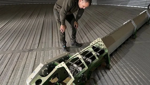 Siloen her står hos Agro Alliancen på Fyn og er en ny silo fra Sukup, der blev installeret hos driftsfællesskabet i 2021. Siloen har fået installeret en »Paddle Sweep« fra Sukup til effektiv resttømning af siloen. På billedet ses Sukup-medarbejder Jakob Justesen, der inspicerer Paddle Sweep’en under et servicetjek. Paddle Sweep’en kan ses på Agromek.