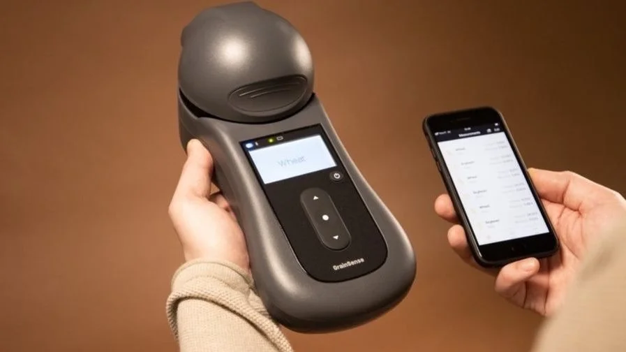 Med den nye håndholdte analyseenhed GrainSense A2 er mulighederne for at analysere afgrøder ude i marken blevet forøget. Foto: Geoteam