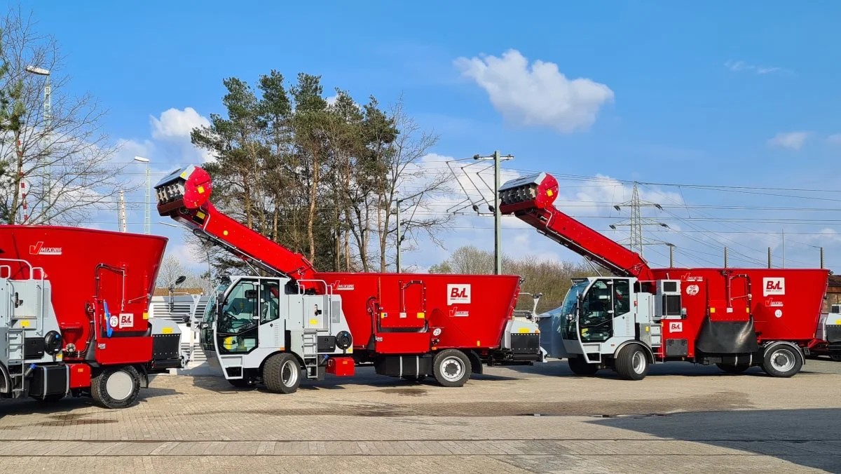 Den selvkørende V-MIX Drive Maximus Plus 2S med en
firecylindret motor ses i midten og er næsten identisk i udseende med den selvkørende maskine med dobbeltsnegle og en større 6-cylindret motor (th.). Foto: BvL