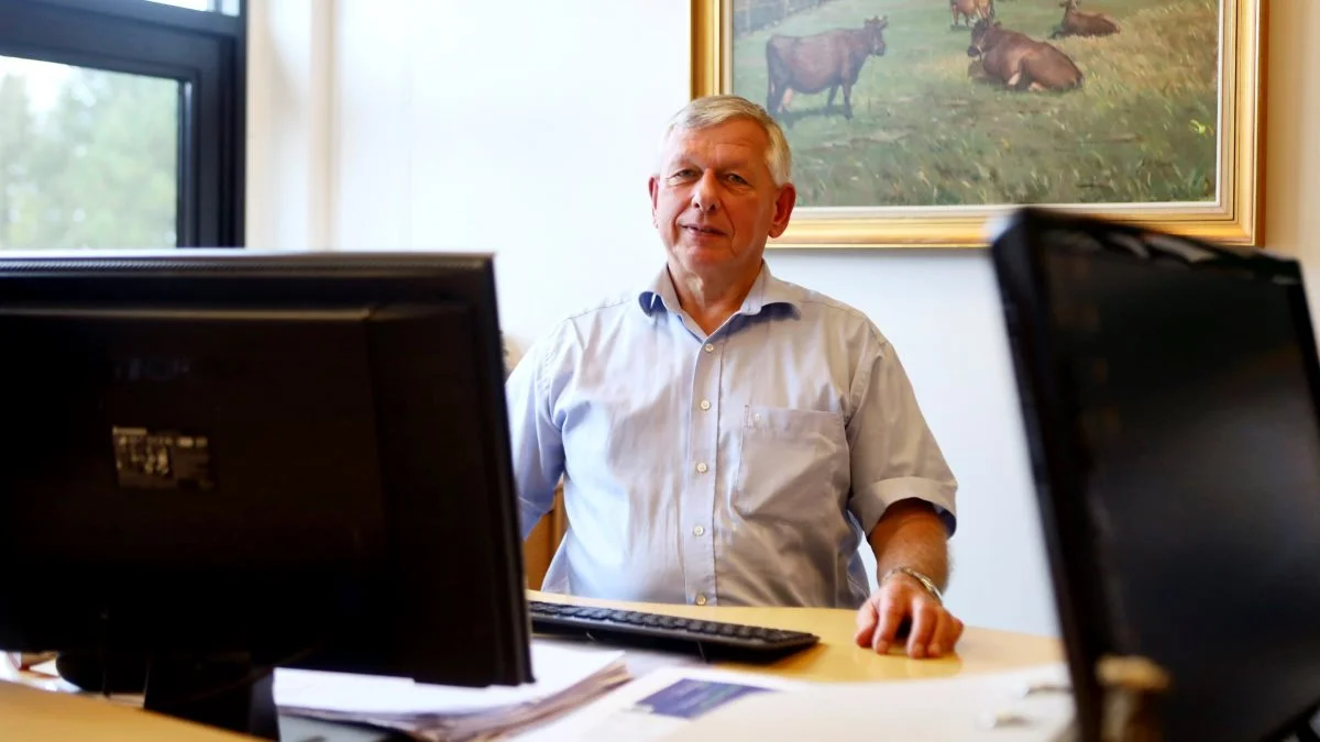 - At mælken nu er med til at øge inflationen, har ingen landmænd før oplevet, påpeger Laurits Rasmussen, som i over 40 år har rådgivet fynske kvægbrugere, og som næste år med er ansvarlig for kvægudstillingen på Det Fynske Dyrskue. For den store indsats fik han ved årsmødet i Fynsk Kvæg tildelt H.B. Kochs Legat. Arkivfoto