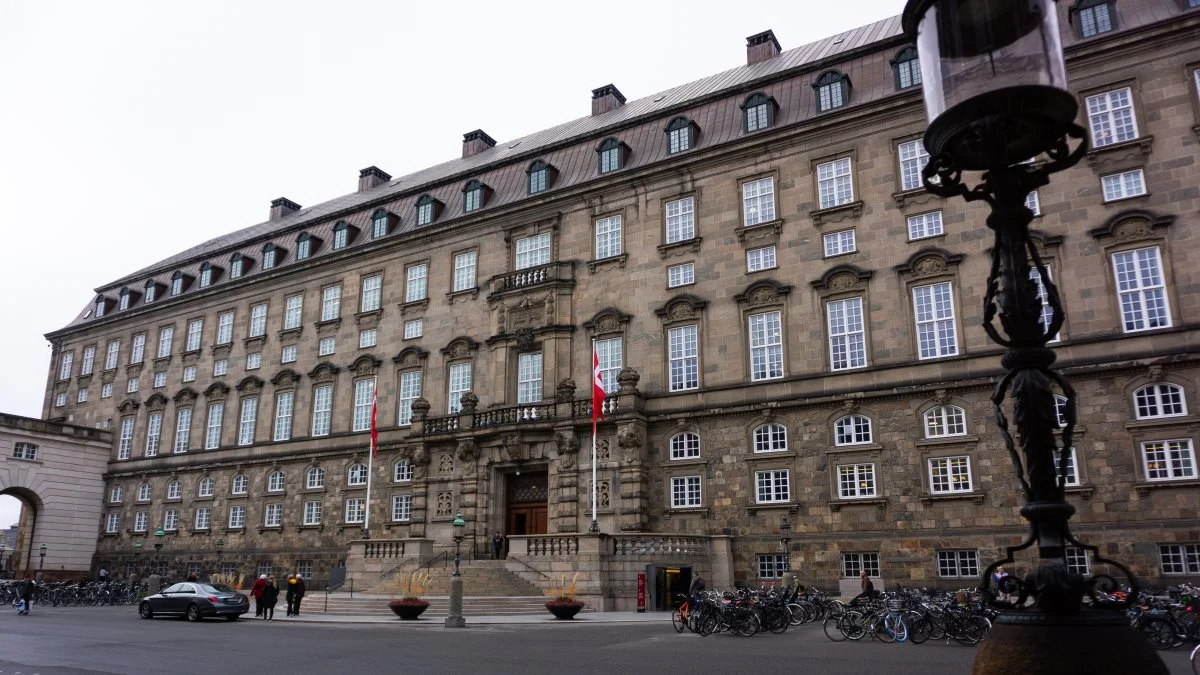 Venstre, Moderaterne, SF, Liberal Alliance, Det Konservative Folkeparti, Radikale Venstre og Dansk Folkeparti er stadig med i regeringsforhandlingerne.