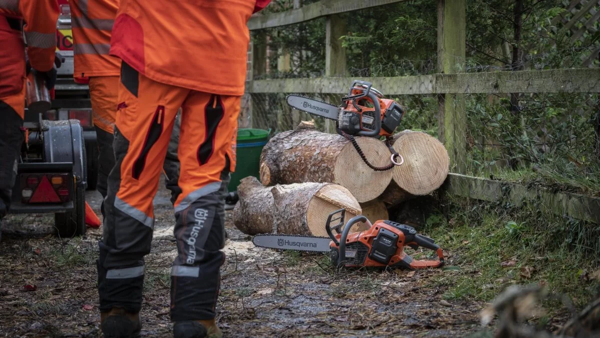Husqvarna lancerer den første batteridrevne motorsav med opvarmede håndtag. Pressefoto