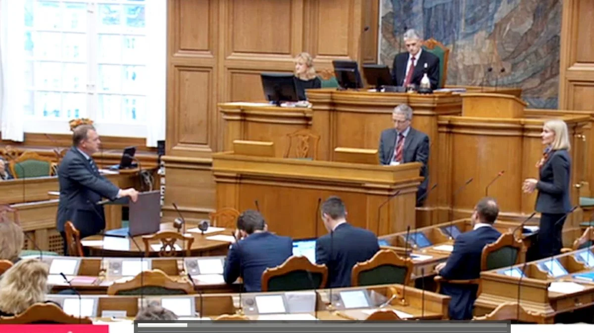 Det er endnu ikke afgjort, hvem der kommer til at sidde på ministerstolene i Folketinget: Men fra i dag er der gang i realitetsforhandlingerne. Arkivfoto: Picasa