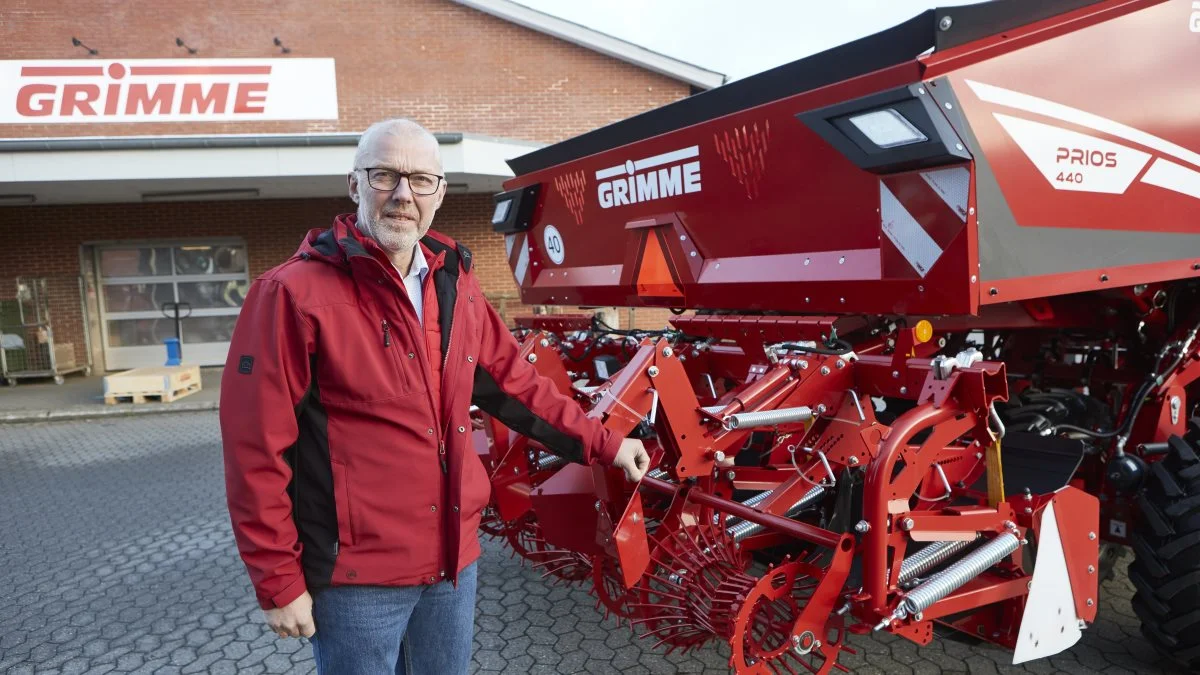 Salgschef Per Rasmussen fra Grimme Skandinavien viser de nye kamformere af plast. Gitterrullerne giver kammene struktur, for at hindre sandflugt på lettere jorde.