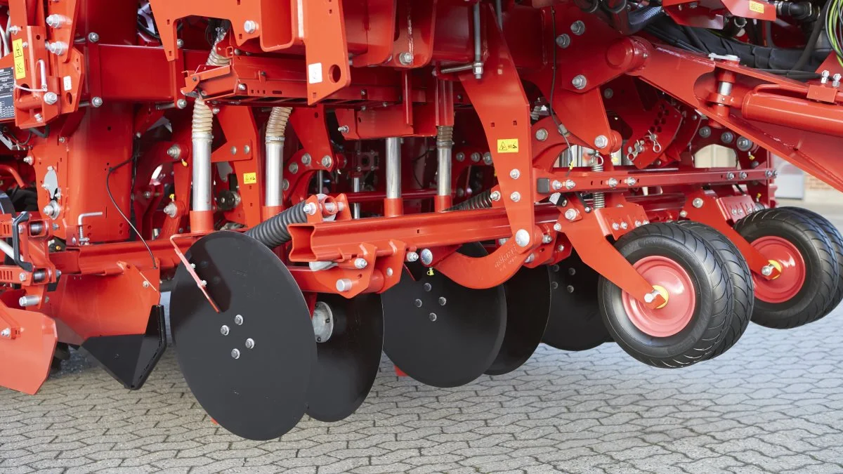 Sensorer på hjulene forrest på maskinen sikrer en præcis hydraulisk styring af gødningsskærene, således gødningen placeres fem centimeter under kartoflerne, på begge sider af rækken.