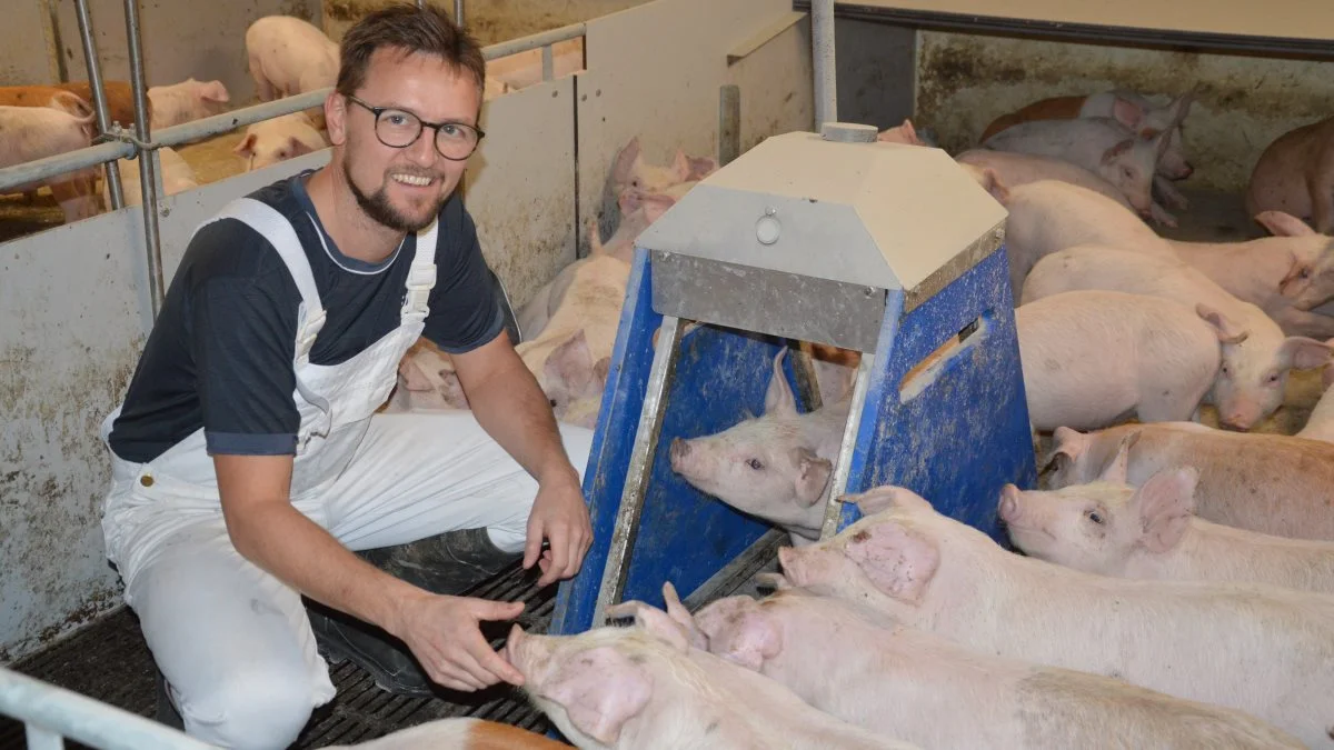 - Erfaringen viser, at landmændene kan forvente et forbedret dækningsbidrag på mellem 10 og 50 kroner ekstra pr. gris. Jeg kan selvfølgelig ikke garantere noget, men potentialet ligger der mange steder, påpeger Bjarne Brixen. Fotos: Camilla Bønløkke