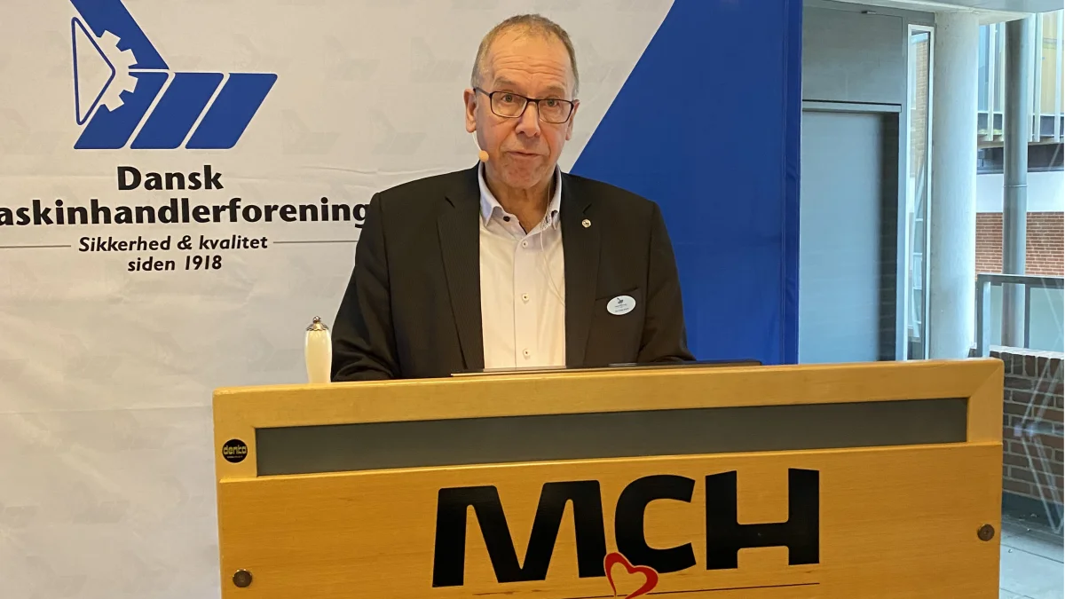 - Lad os nu sammen gøre det klogt frem for at gamble med vores arbejdspladser, kvalitetsfødevarer og klimavisioner. Når det handler om klima, er den globale tankegang ved at komme ud på tynd is. For når klimaregnskabet skal gøres op, er der pludselig en mur omkring vores lille land og så længe vi ikke udleder noget på egen jord, har vi rent mel i posen, lød det fra formanden for Dansk Maskinhandlerforening, Jens-Aage Jensen. Foto: Per Jørgensen
