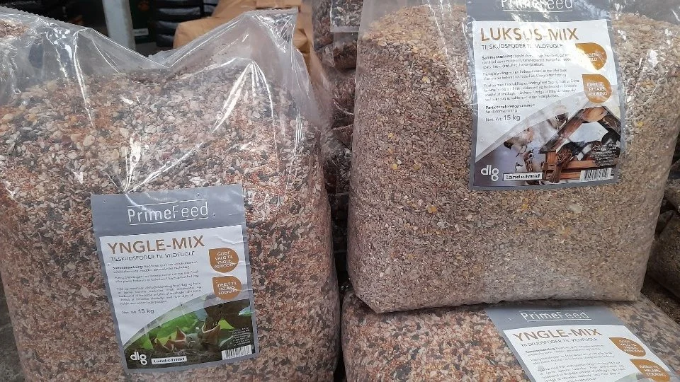 Der bliver solgt store mængder fuglefrø til havens fugle. 