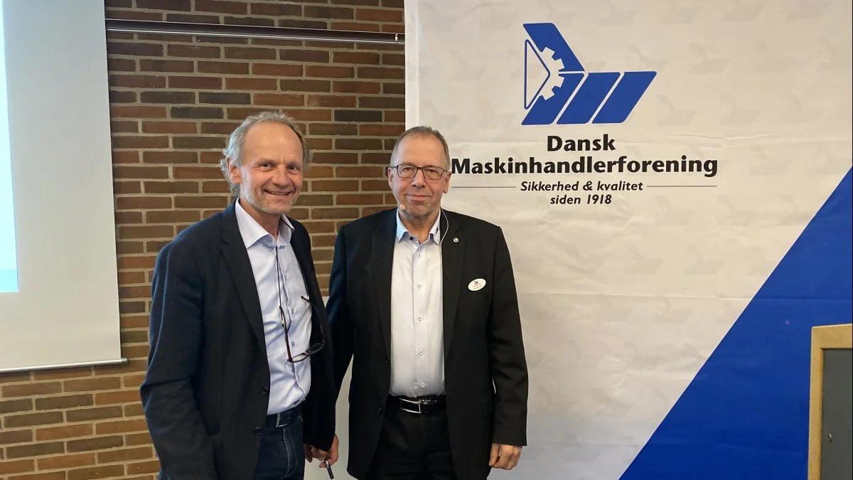 På Dansk Maskinhandlerforenings generalforsamling i fredags blev Søren Holst udnævnt til æresmedlem af foreningen. På billedet ses Søren Holst (tv) sammen med DM-formand, Jens-Aage Jensen. Foto: Per Jørgensen