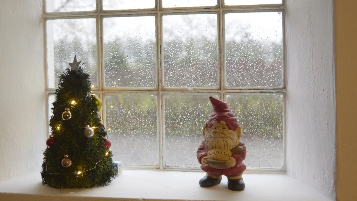 De gamle staldvinduer er pyntet til jul. 