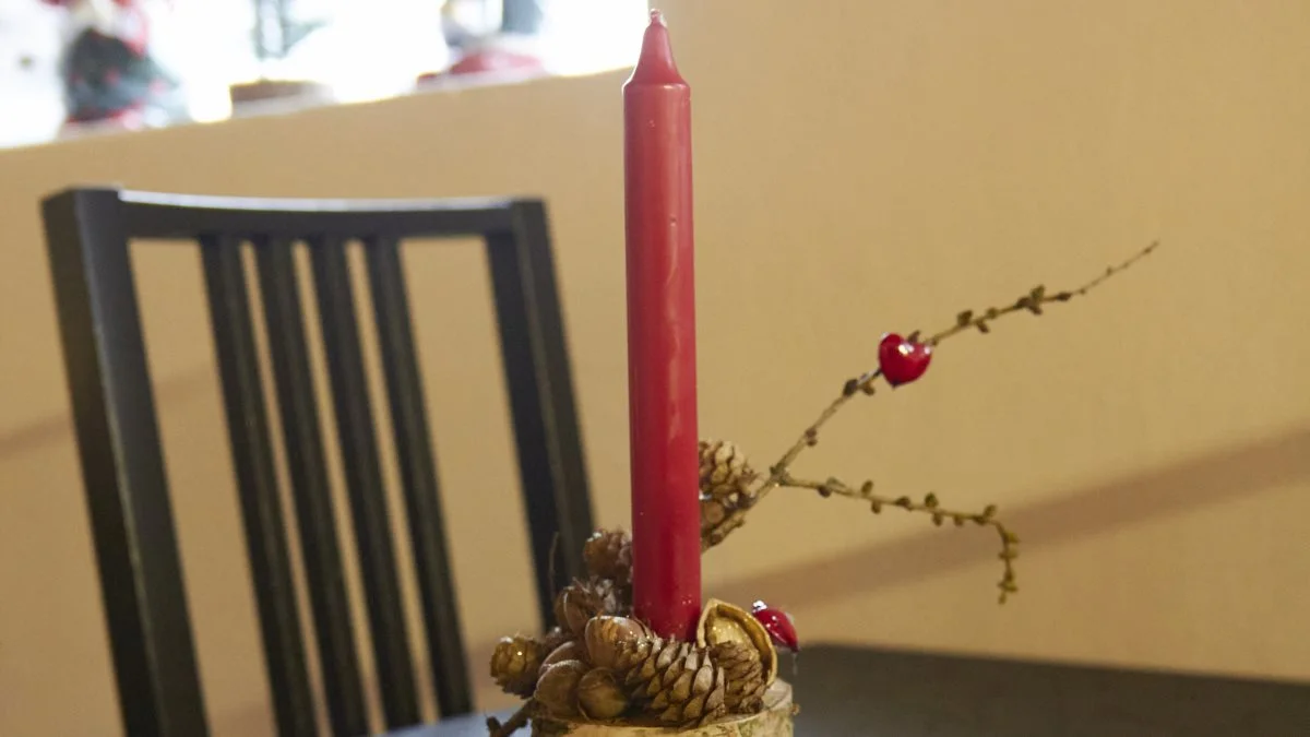 Alle bordene i julestuen er omhyggeligt pyntet.