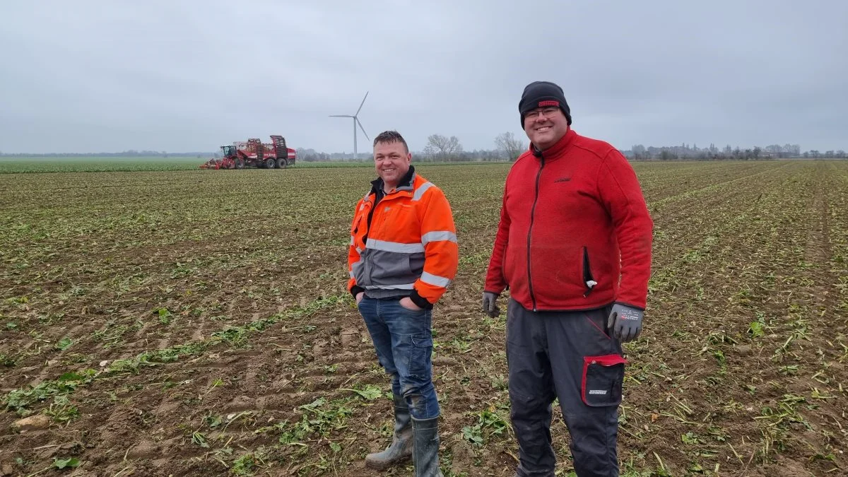 Kristoffer Rasmussen fra Halsted Maskinstation (til venstre) og Uffe Jensen fra Grimme på de lollandske marker, hvor Grimmes Rexor 6300 bliver prøvekørt. Foto: Anders Lei