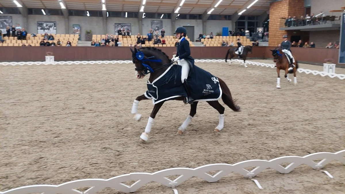 Nanna Skodborg Merald, en af guldvinderne fra VM 2022, er blandt andet med, når der afholdes dressurclinic onsdag under Hingstekåringen i Herning. Arkivfoto: Camilla Bønløkke