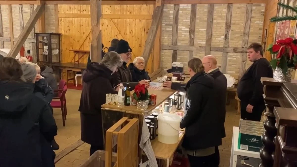 På Danmarks Fergusonmuseums julemarked indfandt julestemningen sig nemt i cafeen i den gamle bindingsværkslade fra 1864, hvor der blev hygget med gløgg, æbleskiver og harmonikamusik. Foto: Birgit Larsen, Danmarks Fergusonmuseum.