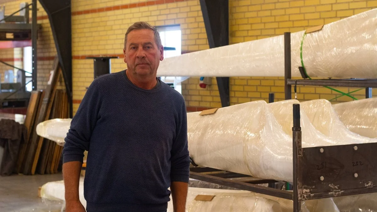 Der er gang i produktionen af vindmøller hos KVA Vind, for mange, især landmænd, viser stigende interesse for at få deres egen vindmølle, fortæller Kurt Østergaard. Fotos: Henning K. Andersen