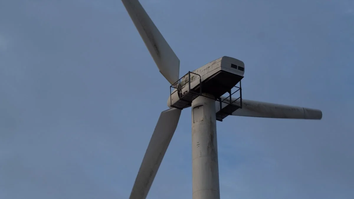 Kurt Østergaard har sit værksted på en gammel landbrugsejendom udenfor Videbæk i Vestjylland. Og selvfølgelig har han sin egen vindmølle slået til. Den har kørt i årevis, fortæller han.