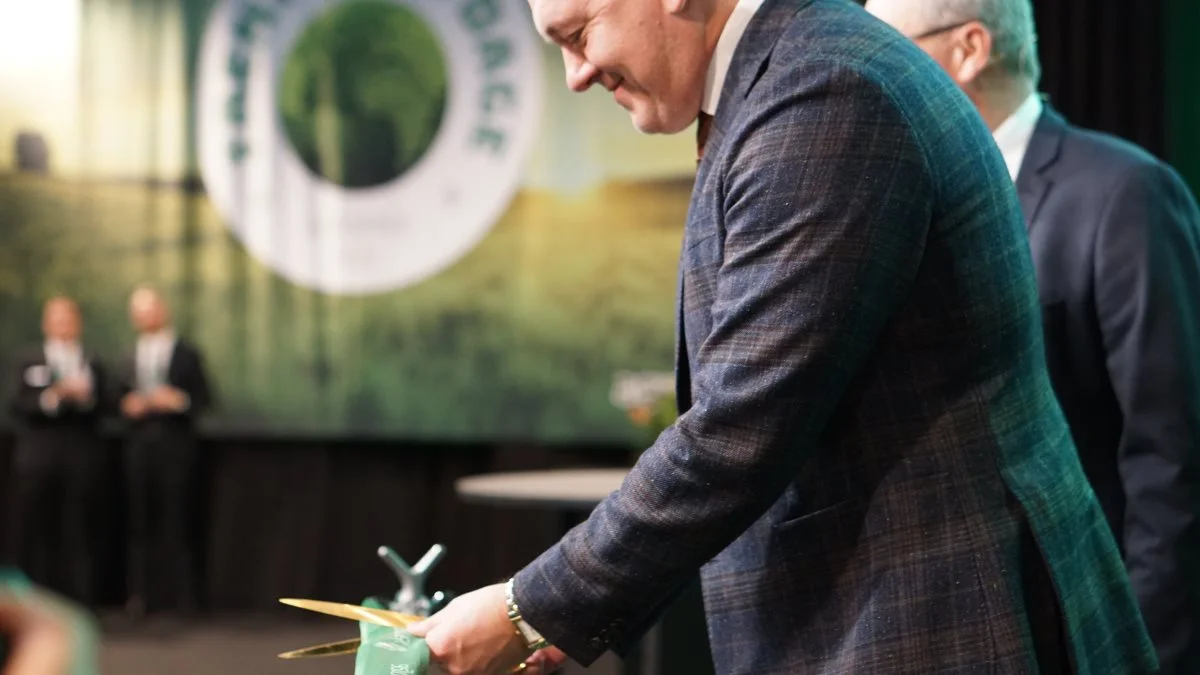 Den ukrainske ambassadør i Danmark, Mykhailo Vydoinyk, klippede snoren og åbnede officielt Agromek 2022. Forinden havde han holdt en følelsesladet åbningstale. Foto: Henning K. Andersen