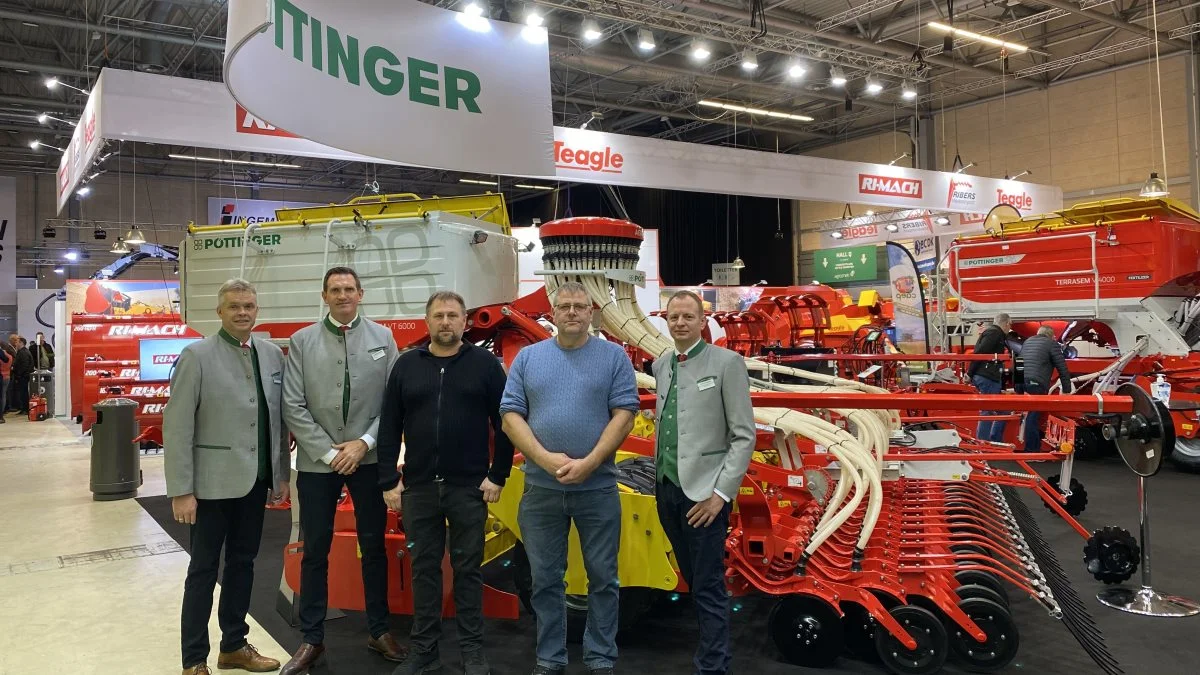 Brdr. Langhoff på halvøen Sdr. Stenderup øst for Kolding har de seneste år haft en aftale med Pöttinger om test af Aerosem VT 6000 DD-såmaskinen. På Agromek-udstillingen tirsdag blev såmaskinen overdraget til Brdr. Langhoff. På billedet fra venstre er det salgschef for Pöttinger Danmark, Steen Lerche Hansen, direktør for Pöttinger Skandinavien, Lars Andreasen, Niels Jørgen og Brian Langhoff og servicechef for Pöttinger, Claus Hansen. Foto: Per Jørgensen