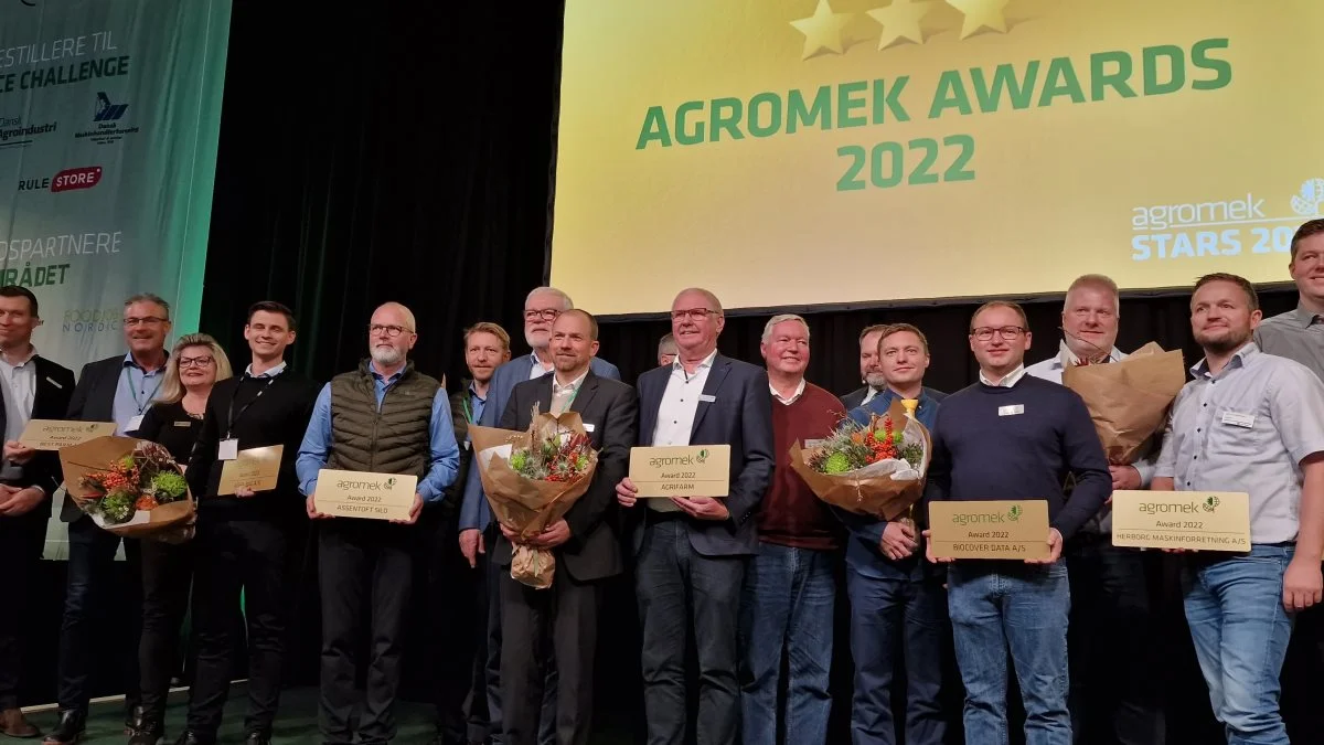 Tre sekunder efter dette samlede fotos af alle Awards-modtagerne blev skudt, bragede en kaskade af guldglimmer ned. Søren Søndergaard, formand for L&F, stod for uddelingen sammen med direktør Claus Hermansen, Agromek. Fotos: Jørgen P. Jensen