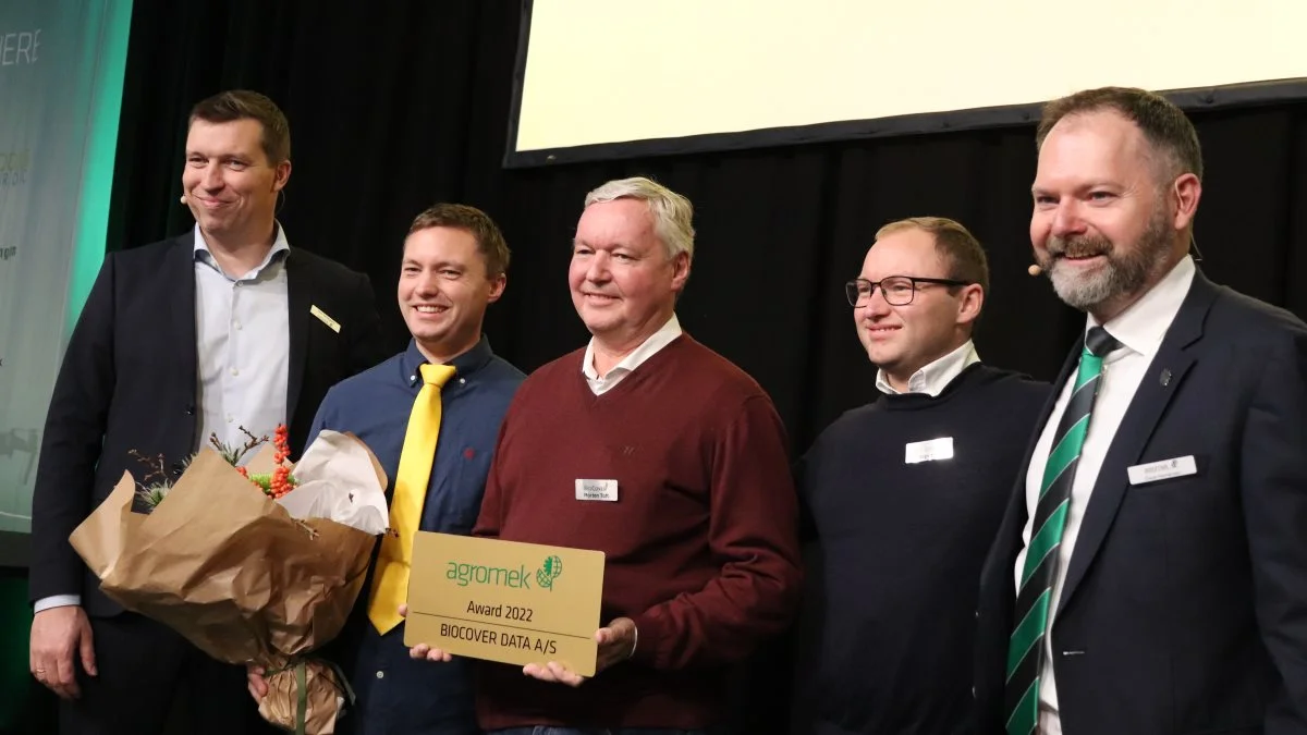 Prismodtagerne fra firmaet BioCover A/S, flankeret af Søren Søndergaard, L &F (tv) og direktør Claus Hermansen, Agromek (th).