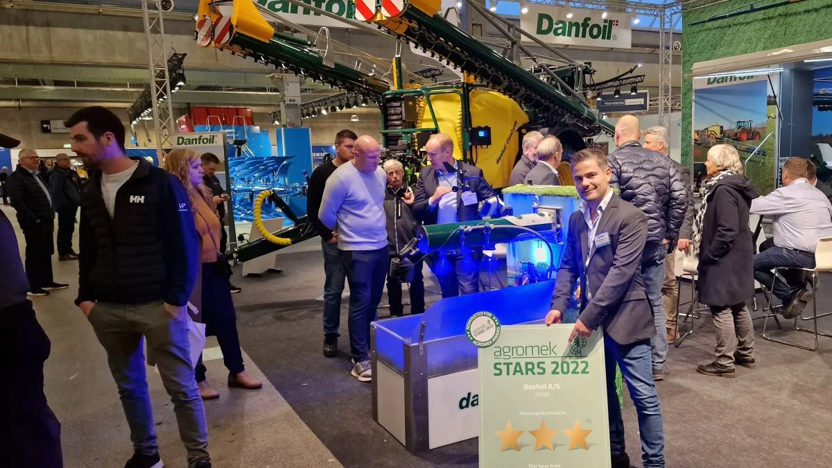 Martin Dyhrman Sørensen viser de tre stjerner, og bagved ses det nye Plant Spray Assist-system mod afdrift. Fotos: Jørgen P. Jensen
