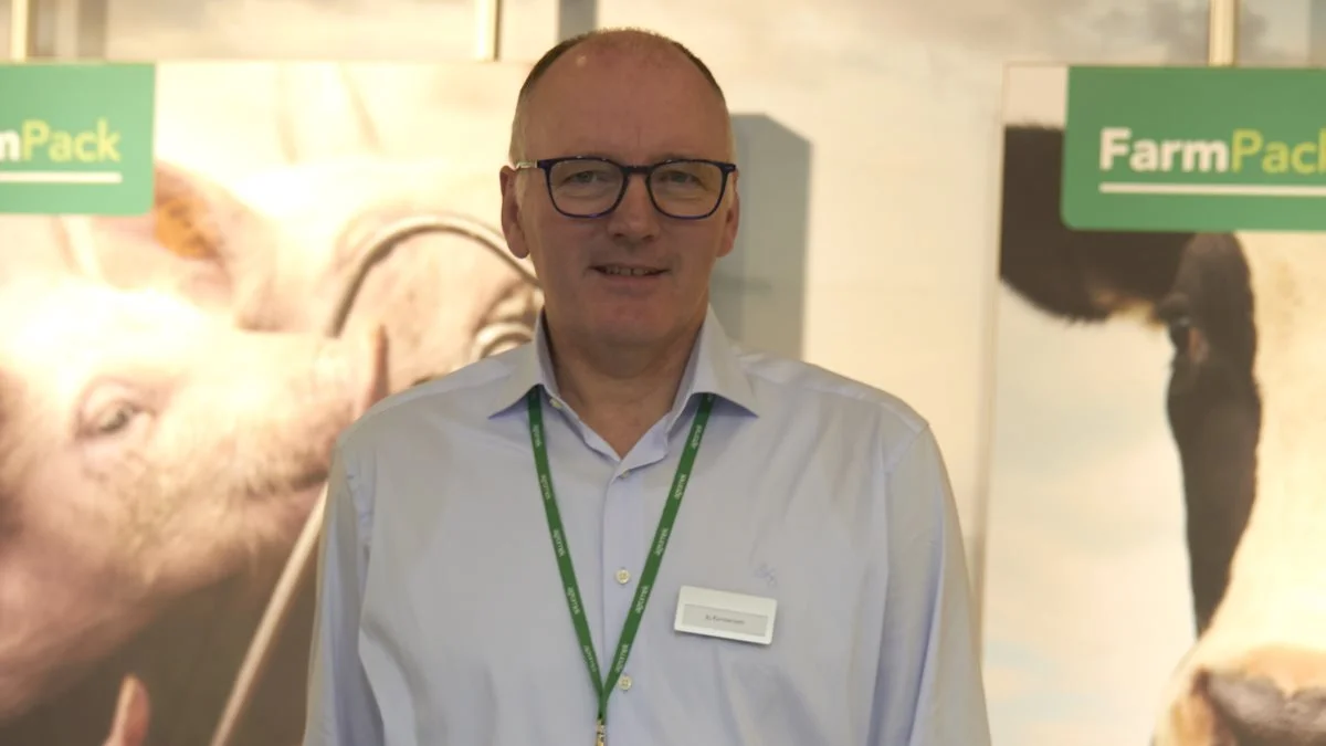 - Produktet er egentlig opstået på baggrund af, at Mogens Larsen fra Slagtekalve Rådgivning og dyrlæge Kenneth Krogh fra LVK kom til at snakke om deres oplevelse med kalve, når de går fra mælkefodringen og til almindeligt foder. De oplevede utrivelige og stressede kalve, forklarer Ib Karstensen.