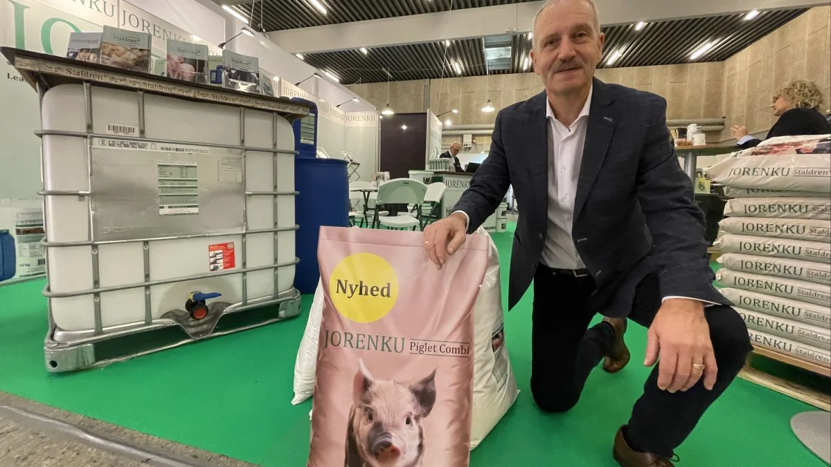 - De tilbagemeldinger, vi har fået, går på, at vores nye strøelsesprodukt til pattegrisehuler, Piglet Combi, kan forebygge navlebrok. Og salget af det går som varmt brød, fortæller Hans Pejter Larsen, der er salgskonsulent hos Jorenku. Fotos: Anne Wolfenberg