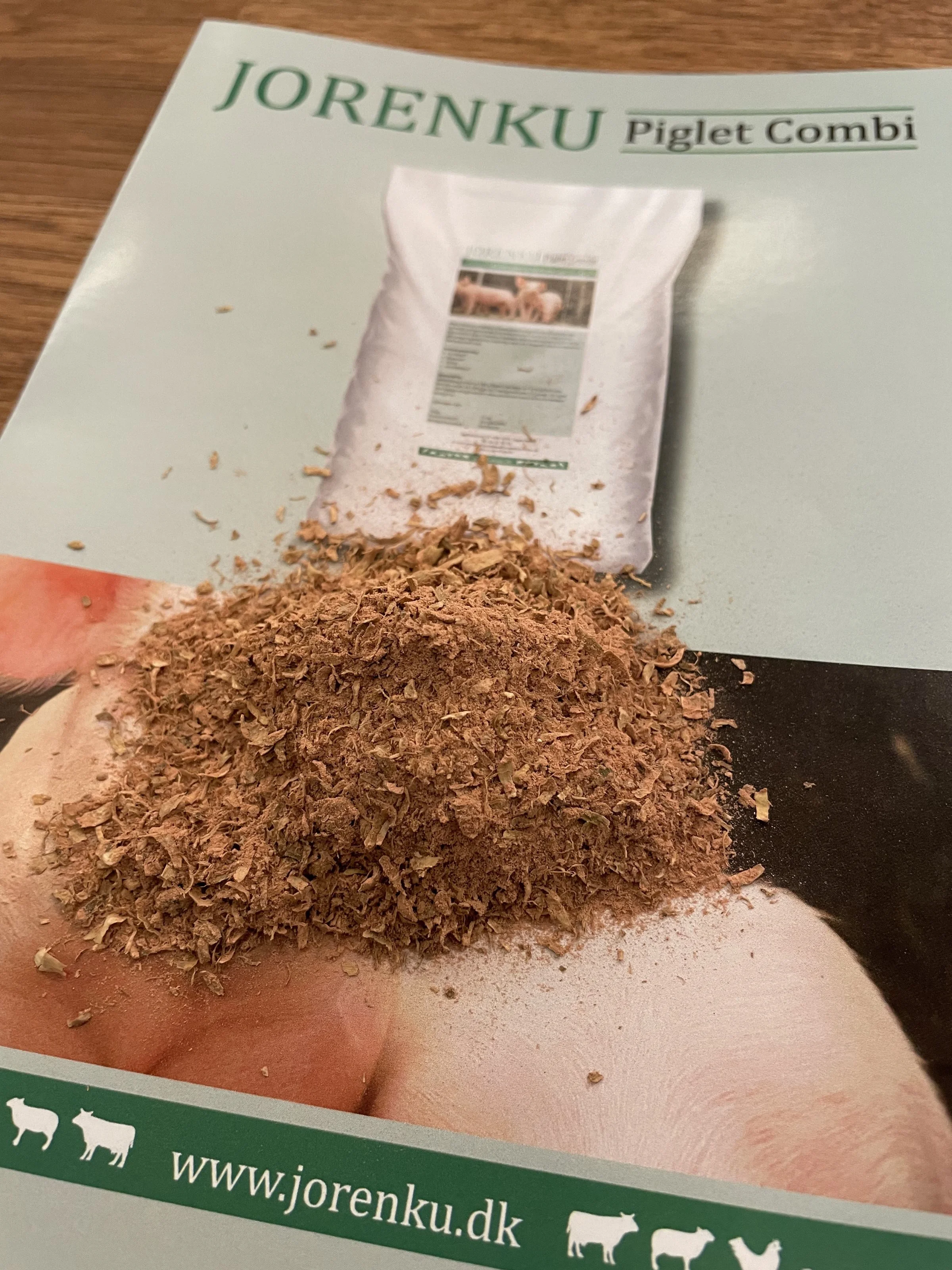Jorenkus nye strøelsesprodukt til pattegrise, Piglet Combi, består altovervejende af desinfektionsmidlet Staldren, Rapsstrø (meget fintsnittet rapshalm, red.) og kartoffelmel.  