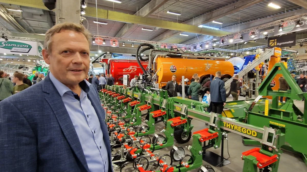 - Thyregods radrenser kan kamerastyres, så den kører nøjagtig imellem rækkerne, fortæller Jens Chr. Hundal - her ved den 9 meter brede radrenser. Fotos: Jørgen P. Jensen