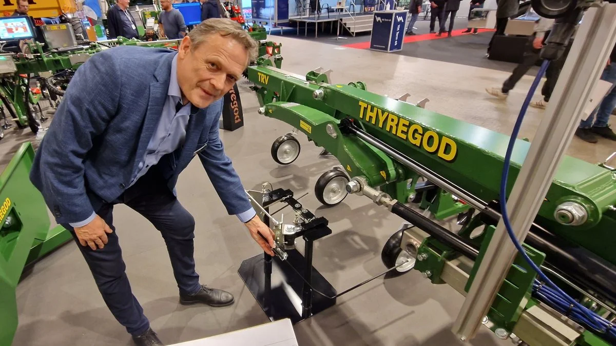 Den store radrenser kan kamerastyres. - Men hvis der er meget blæst i den høje majsmark, så planterne står i vejen for rækkerne, kan der skiftes til ren mekanisk styring, viser Jens Chr. Hundahl.