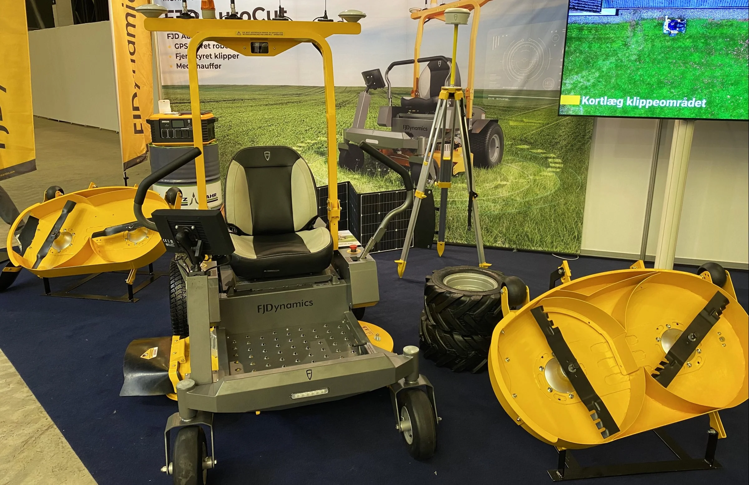 Den nye autonome robotklipper fra FJDynamics, der importeres af Moni FJD i Middelfart, kan styres via fjernbetjening eller et RTK- eller gps-signal. Foto: Per Jørgensen