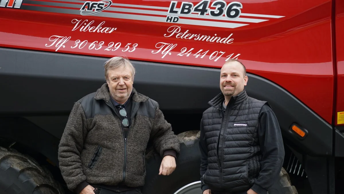 Lorens Peter Jørgensen (tv.) og Søren Jensen (th.) er meget begejstrede for kapaciteten og effektiviteten i den nye LB 436 HD-storballepresser fra Case IH.