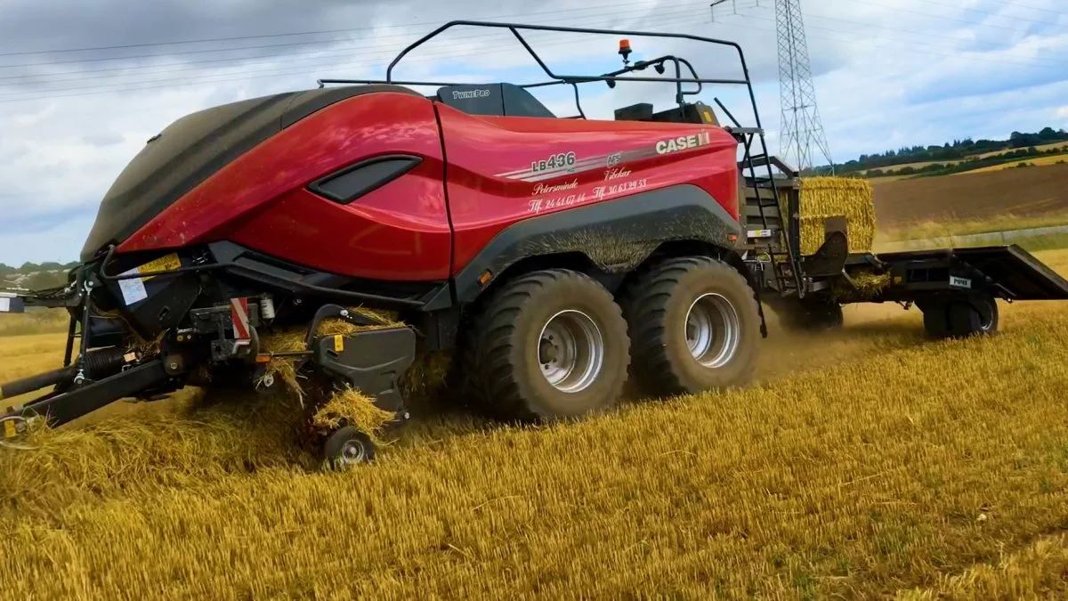 Lorens Peter Jørgensen og Søren Jensens nye LB 436-storballepresser har i denne sæson presset omkring 4.000 tons halm.