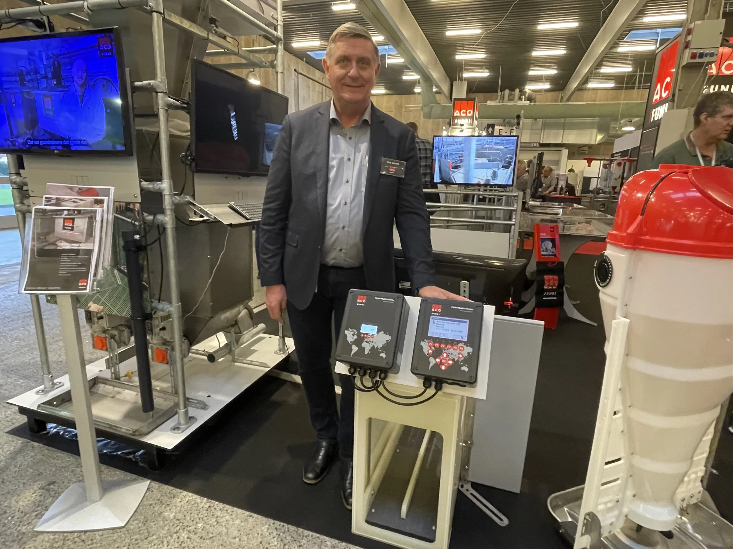 Poul Nielsen, der er udviklingsdirektør hos Aco Funki, viser firmaets nye gennemløbsvægt til smågrise »OptiScale Weaners«. Foto: Anne Wolfenberg