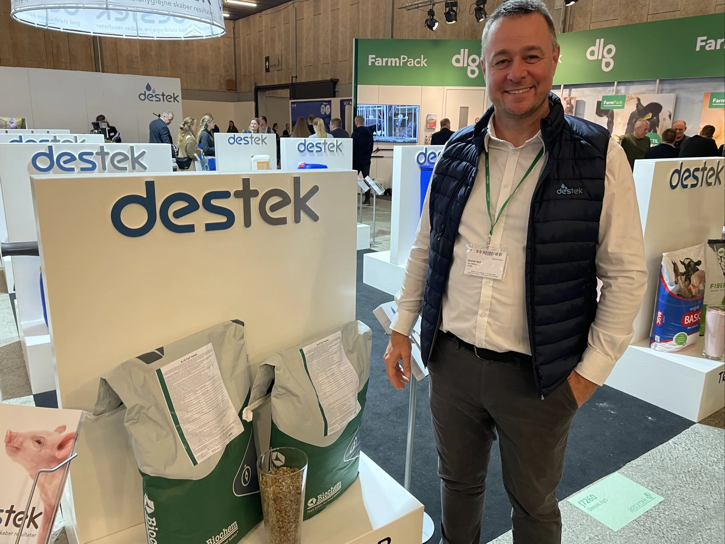 Salgskonsulent Jan Halskov fortæller, at Destek er ny på markedet med toksinbinderen B.I.O. Tox Activ8, der modvirker de uheldige effekter af en lang række kendte svampetoksiner. Foto: Anne Wolfenberg 