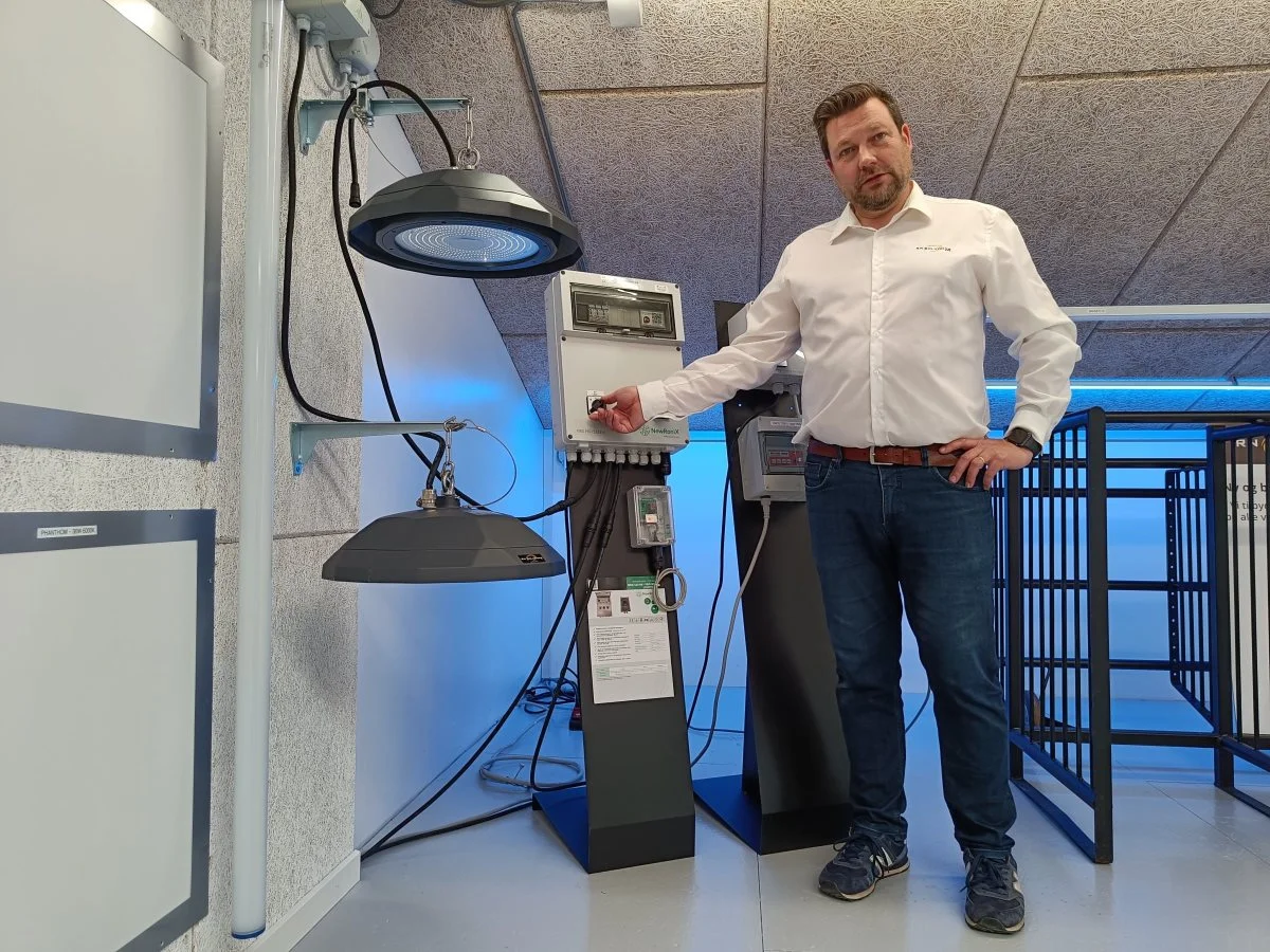 Med en intelligent lysstyring og dæmpbar LED, sikrer man, at der kun bruges den mængde lys og strøm, der reelt er brug for. Rune Qvist Nielsen er direktør ved RN Solutions ApS og tidligere landmand. Foto: RN Solutions