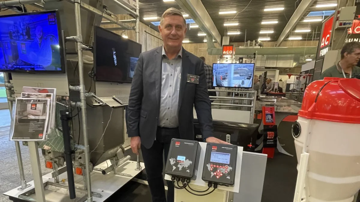 Poul Nielsen, der er udviklingsdirektør hos Aco Funki, viser firmaets nye gennemløbsvægt til smågrise »OptiScale Weaners«. Foto: Anne Wolfenberg