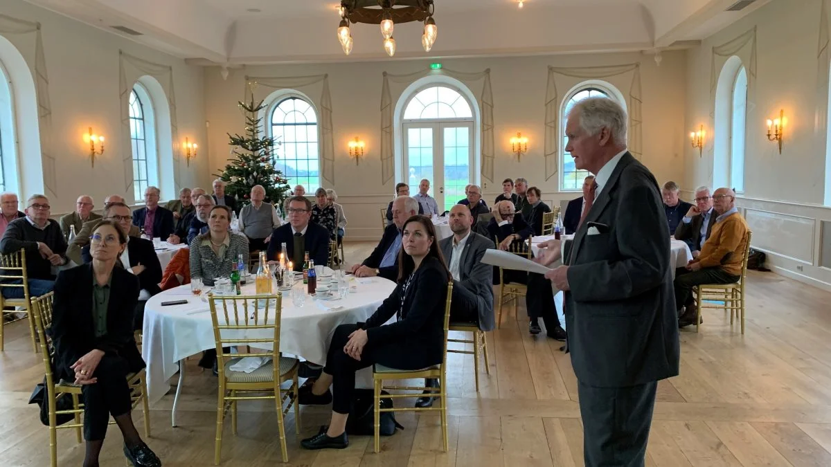 Claus Neergaard, formand for Landøkonomisk Selskab (stående), kom i beretningen blandt andet ind på stigende omkostninger, frivillige BNBO-aftaler, udskældte vandplaner og besynderlige regler omkring efterafgrøder. Foto: Jesper Hallgren

