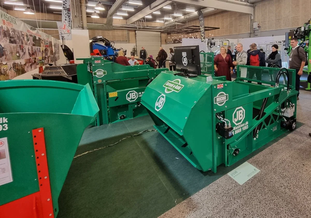 I standen var der udstilling af både Robert, Spread a Bale og AG Products - og derudover var der maskiner, som var målrettet maskinforretningens kunders helt unikke behov. Foto: Anders Lei
