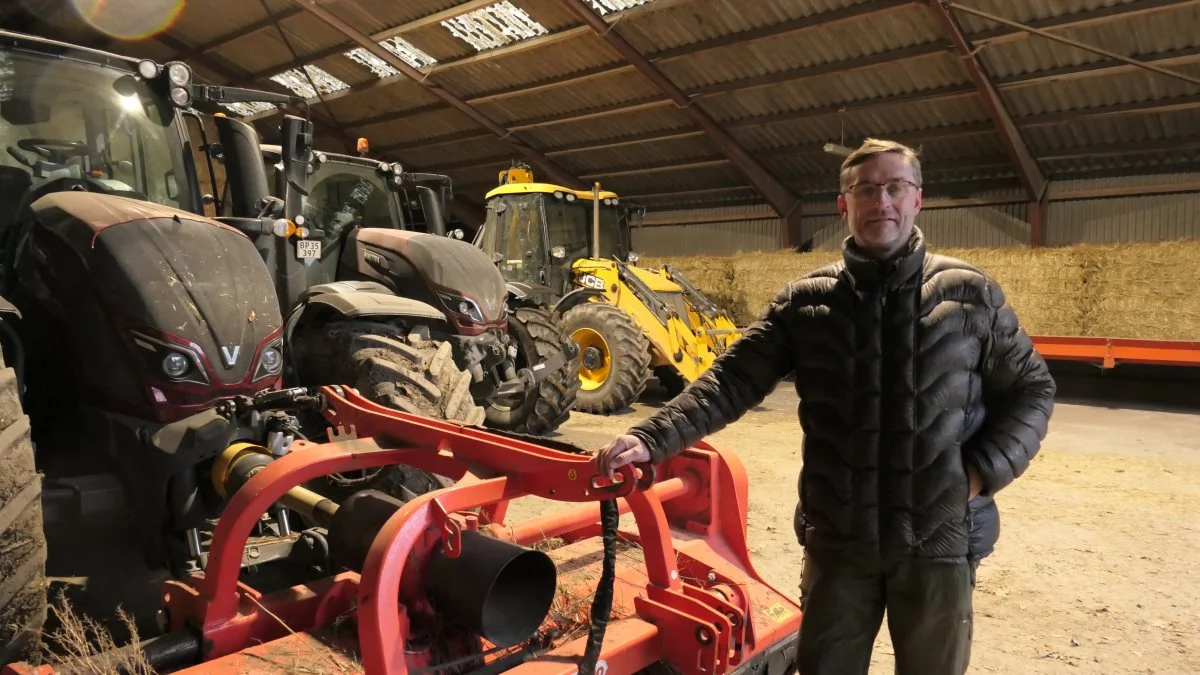 Til at passe skove, vildtagre, grønne arealer, markveje, diger og bygningsmassen på Nøjsomhed Gods har Henrik Bring Larsen to medarbejdere. 
– Al vedligeholdelse, bygningsudlejning, dræning med videre, må vi hver især selv klare, siger han.