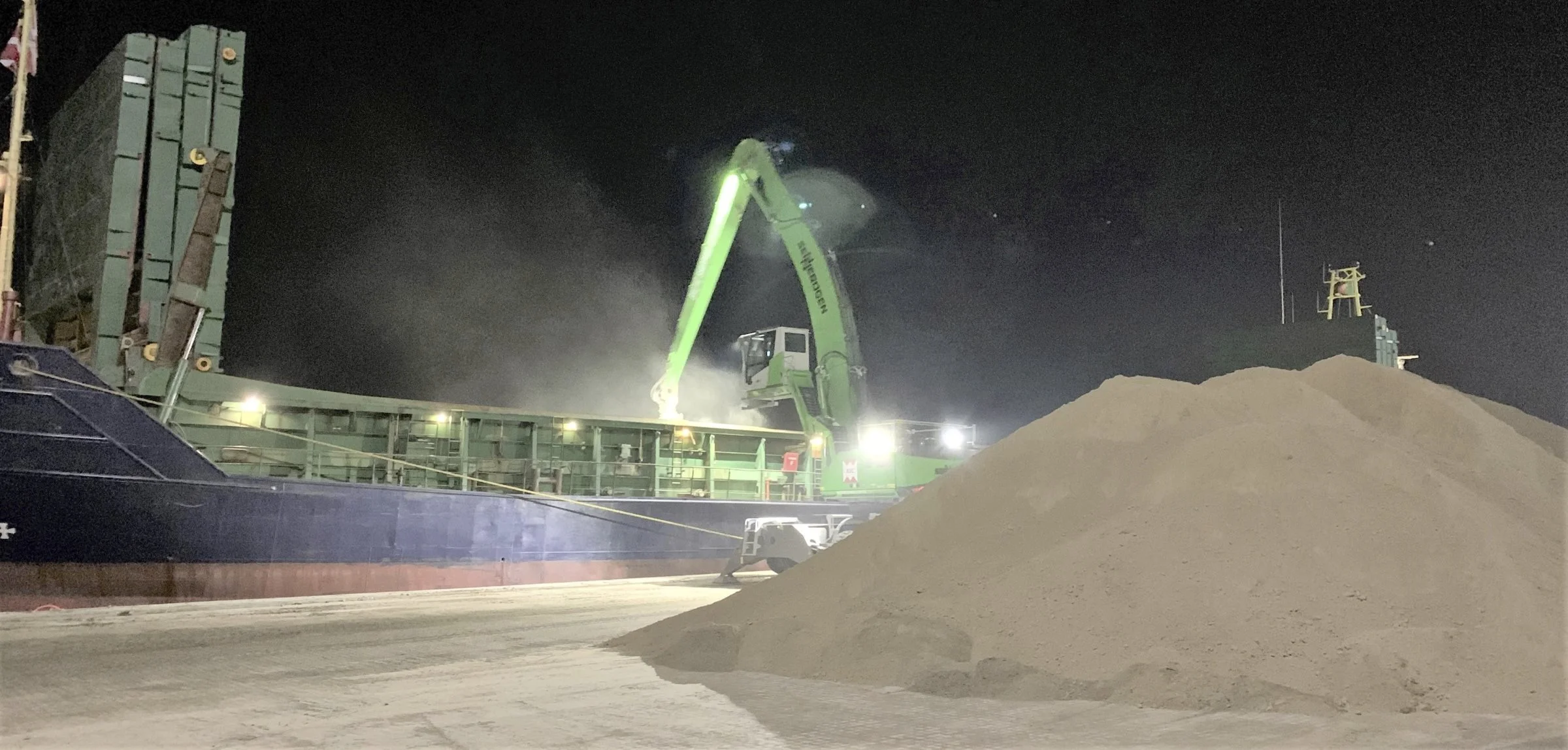300.000 tons svenske sukkerroer skal i denne roekampagne oparbejdes på Nordic Sugars fabrik i Nakskov. Returlasten på skibene fra Nakskov Havn til Trelleborg er carbokalk fra sukkerproduktionen til de svenske roedyrkere. Foto: Nordic Sugar

