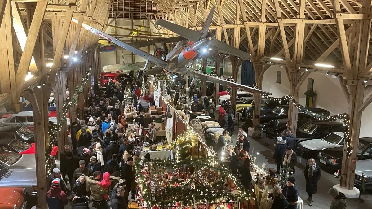 Markedsboderne på Egeskov Julemarked har været opstillet i udstillingsbygningerne på slottet, hvor boderne blandt andet har været omgivet af slottets store samlinger af klassiske biler og fly. 