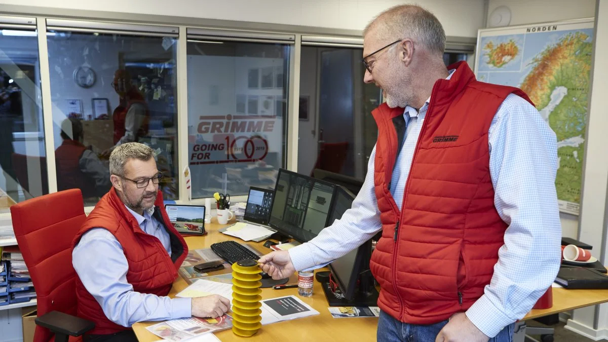 Salgschef Per Rasmussen her i samtale med salgschef for Norden, Heine Hylleberg, der sammen med direktør Michael Hylleberg er tredje generation efter grundlæggeren Chresten Hylleberg.  Siden 2008 har Grimme Landmaschinenfabrik haft en part af ejerskabet. Fotos: Erik Hansen
