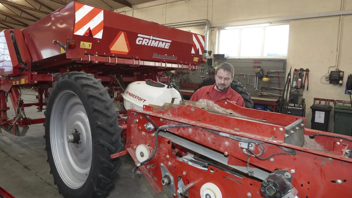 Grimme Skandinavien har 70 ansatte, heraf 20 serviceteknikere. Her er Martin Brødsgaard i gang med klargøring af en kartoffellægger.